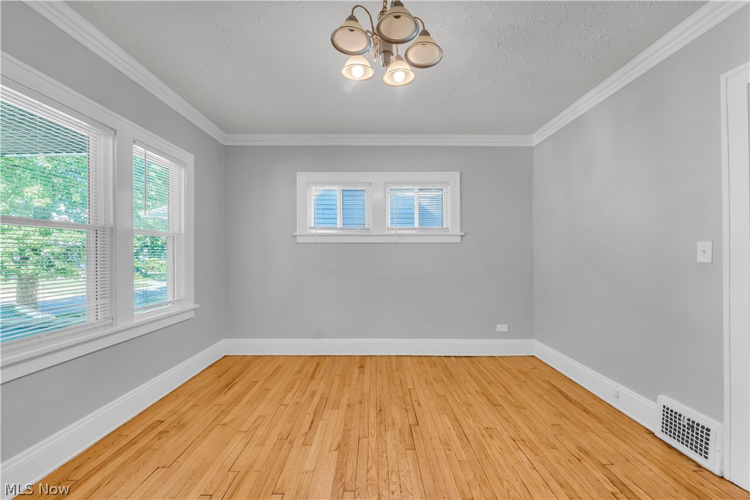 921 Helmsdale Road Cleveland Heights OH 44112