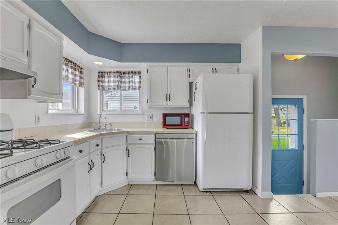325 Thelma Drive Sheffield Lake OH 44054