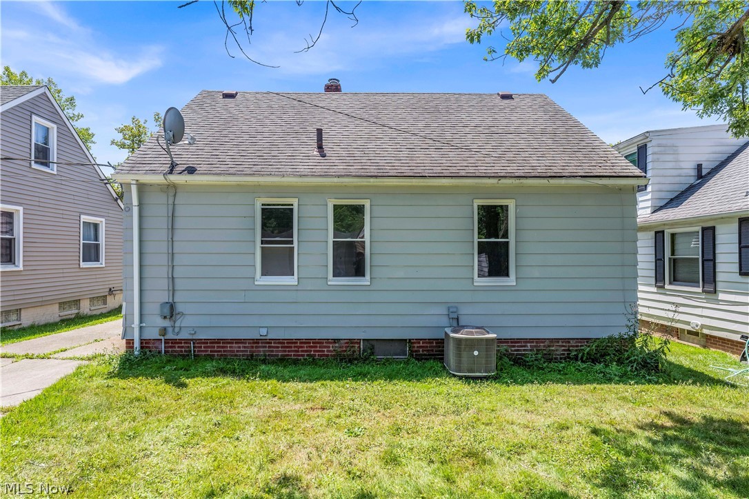 18405 Raymond Street Maple Heights OH 44137