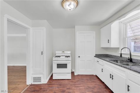 18405 Raymond Street Maple Heights OH 44137