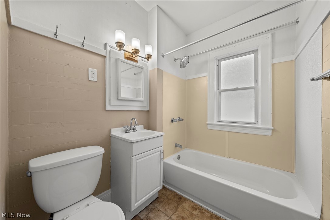 2056 Wascana Avenue Lakewood OH 44107