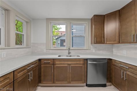 1372 Bonnieview Avenue Lakewood OH 44107