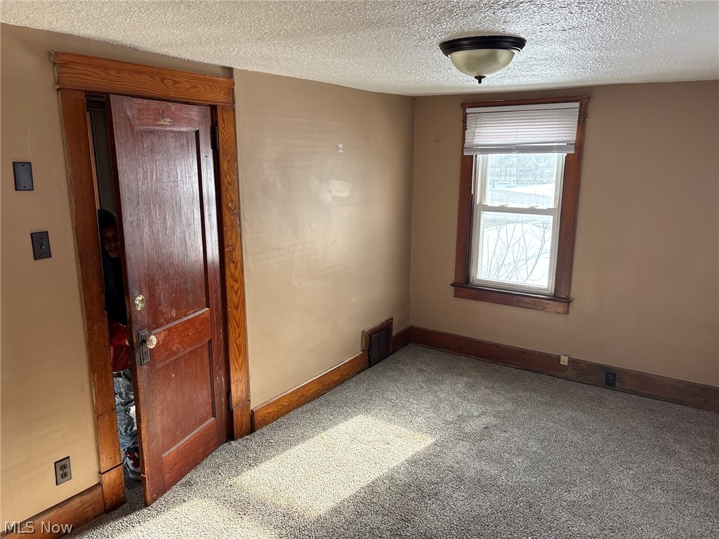 1587 Homewood Avenue SE Warren OH 44484