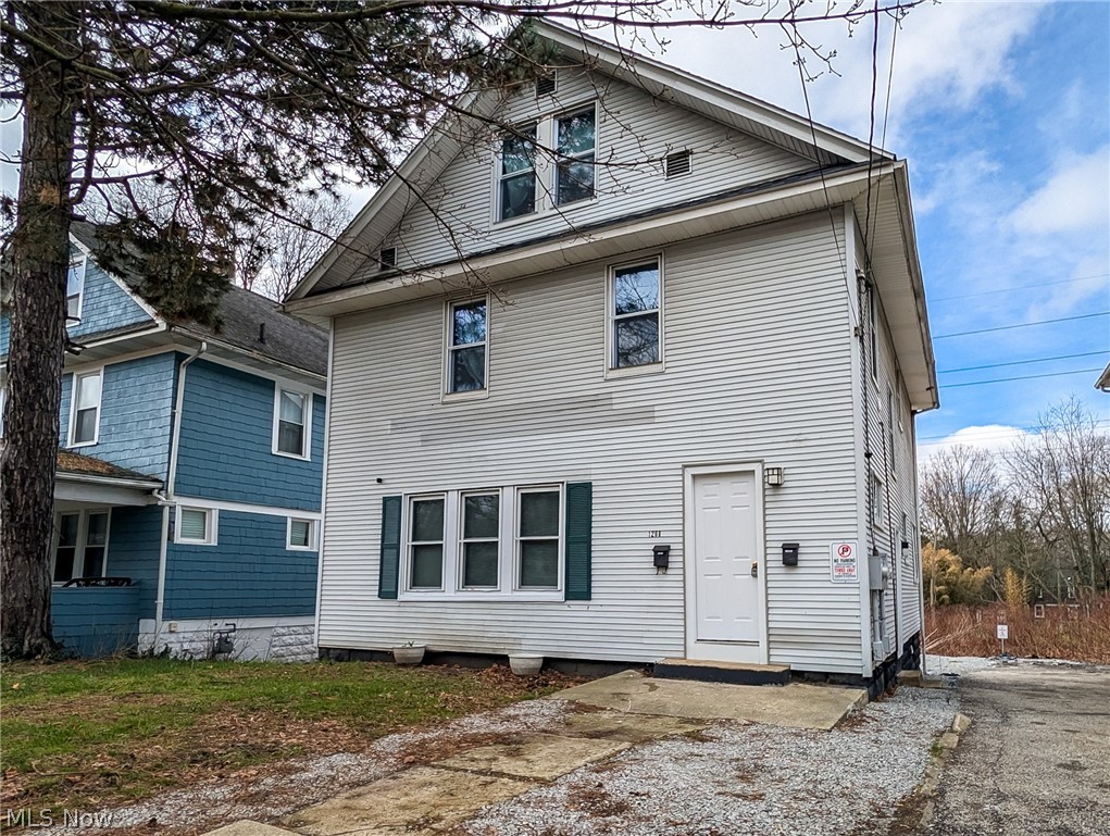 1268 Pondview Avenue Akron OH 44305