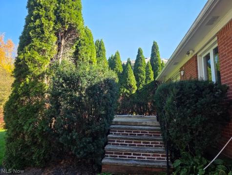 22133 S Woodland Shaker Heights OH 44122