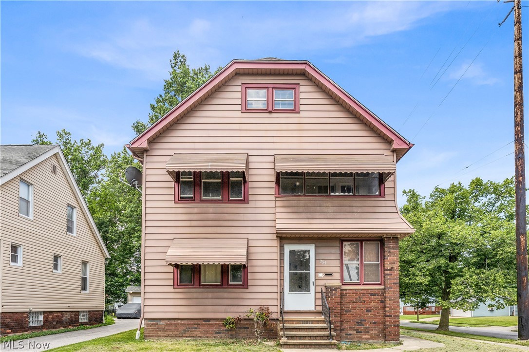 954 E 239th Street Euclid OH 44123