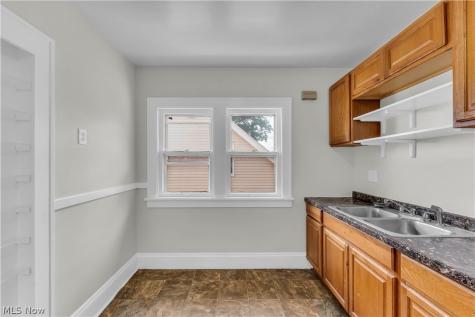 954 E 239th Street Euclid OH 44123