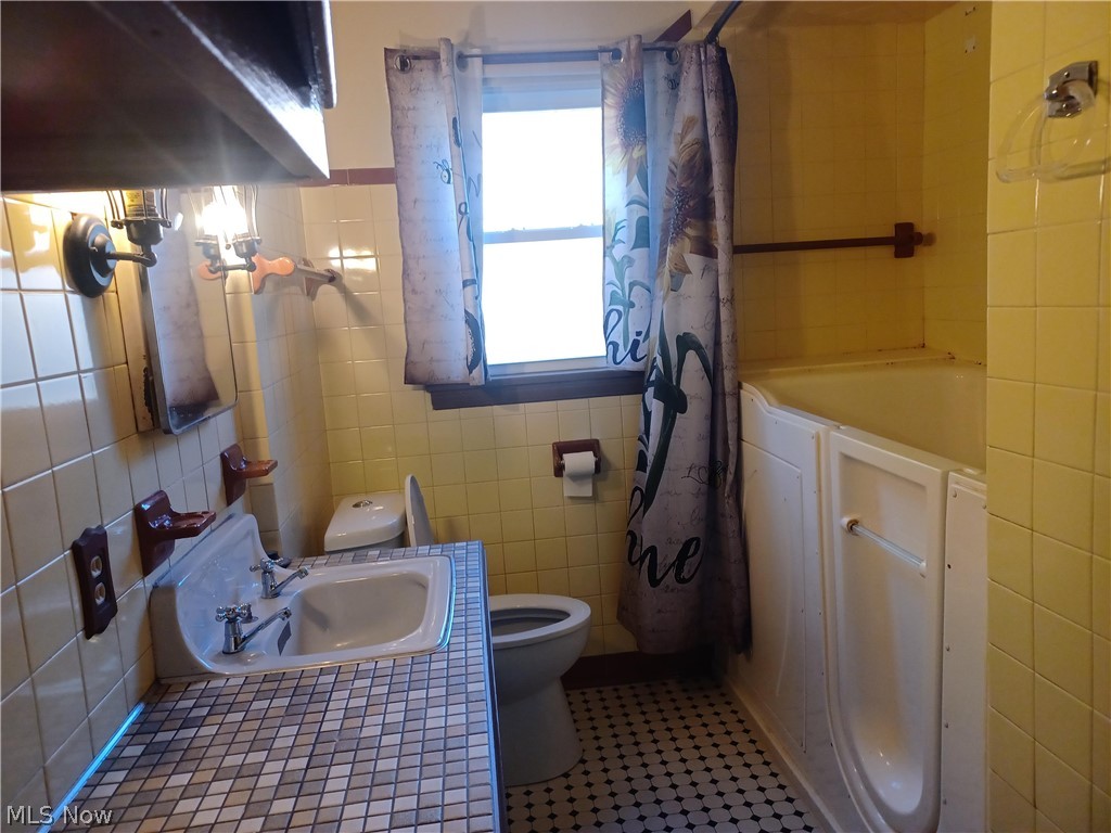 937 Mathews Youngstown OH 44512