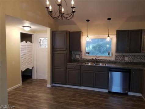2443 Amberly Drive Youngstown OH 44511
