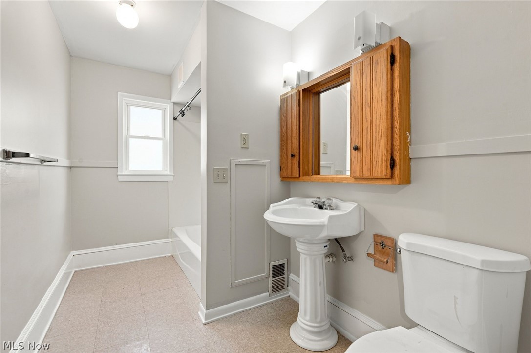 1373 Thoreau Road Lakewood OH 44107