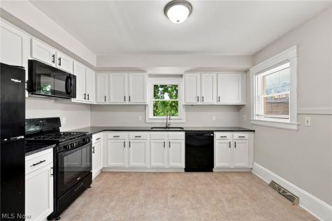1373 Thoreau Road Lakewood OH 44107