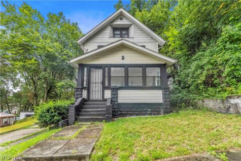 712 Roselle Avenue Akron OH 44307
