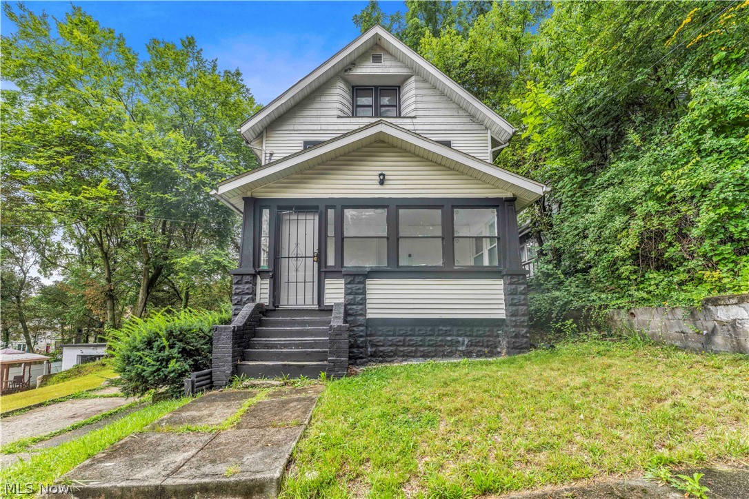 712 Roselle Avenue Akron OH 44307