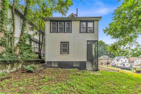 712 Roselle Avenue Akron OH 44307