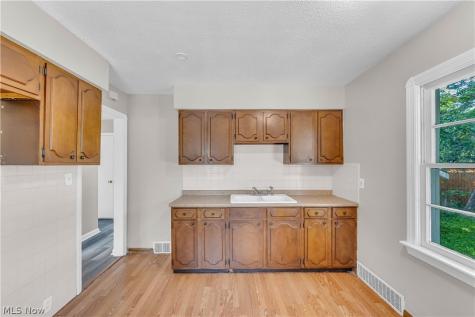 13702 Wainstead Avenue Cleveland OH 44111
