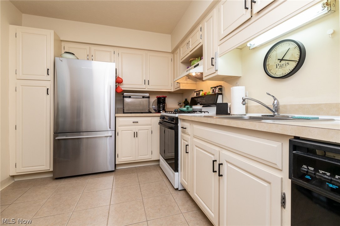 2112 Acacia Park Drive Lyndhurst OH 44124