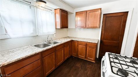 987 Boone Street Akron OH 44306