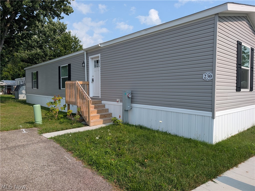 230 Edgecliff Circle W Elyria OH 44035