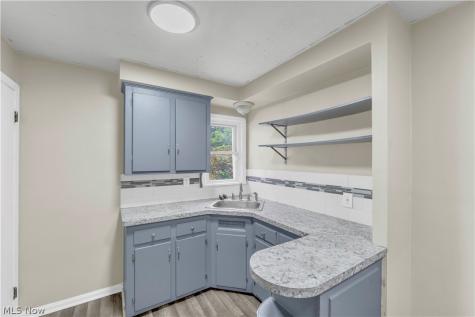 15901 Edgewood Avenue Cleveland OH 44137
