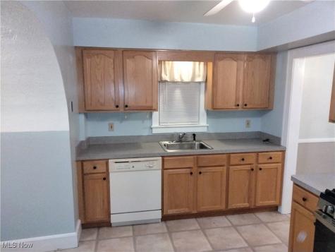 7608 Ridgefield Avenue Parma OH 44129