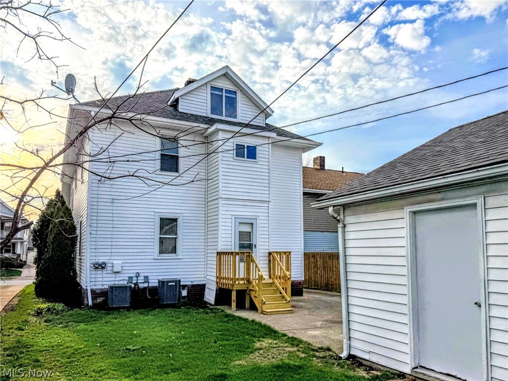 2085 Chesterland Avenue Lakewood OH 44107