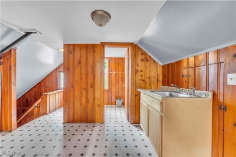 913 Helmsdale Road Cleveland Heights OH 44112