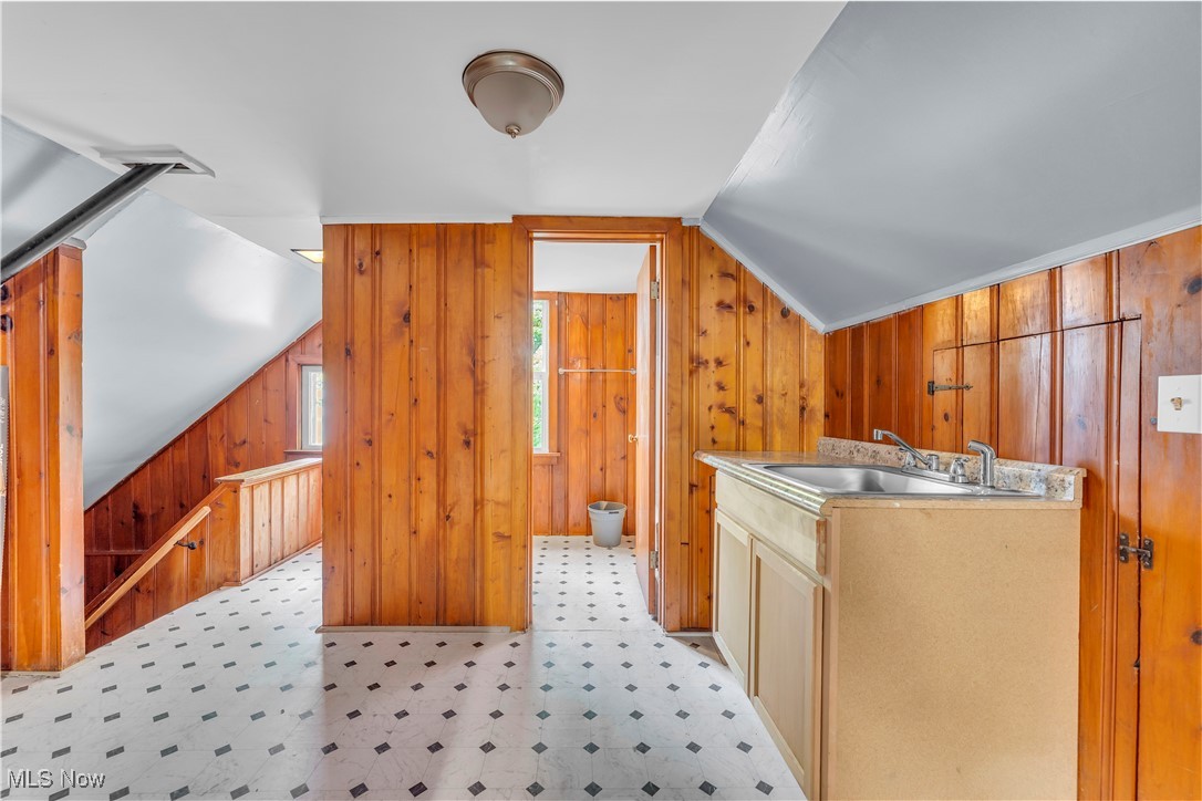 913 Helmsdale Road Cleveland Heights OH 44112