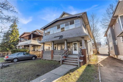 913 Helmsdale Road Cleveland Heights OH 44112