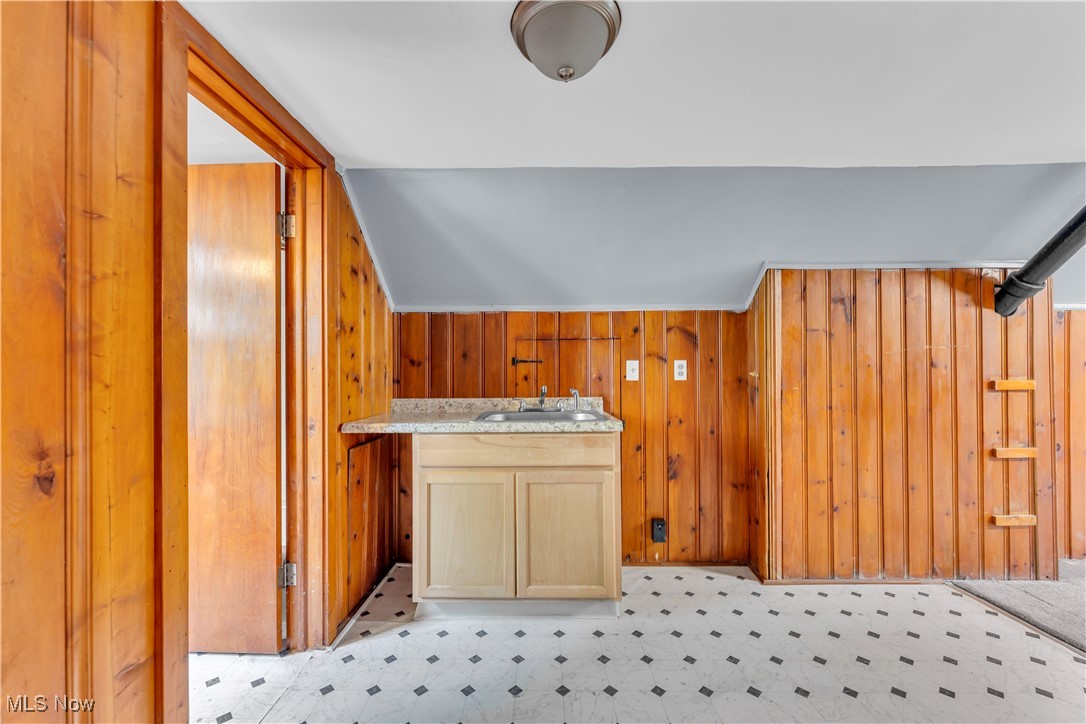 913 Helmsdale Road Cleveland Heights OH 44112