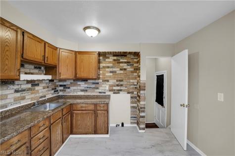 18721 Fairway Avenue Maple Heights OH 44137