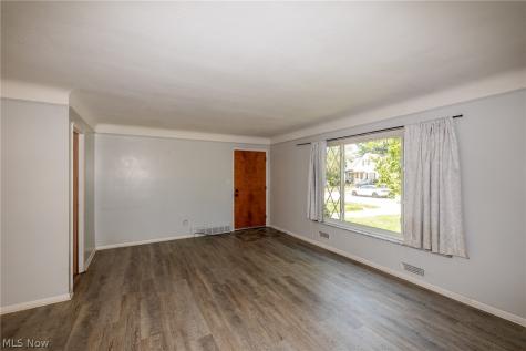 8221 Pelham Drive Parma OH 44129