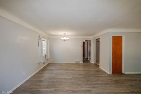8221 Pelham Drive Parma OH 44129