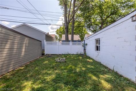 8221 Pelham Drive Parma OH 44129