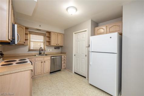 8221 Pelham Drive Parma OH 44129