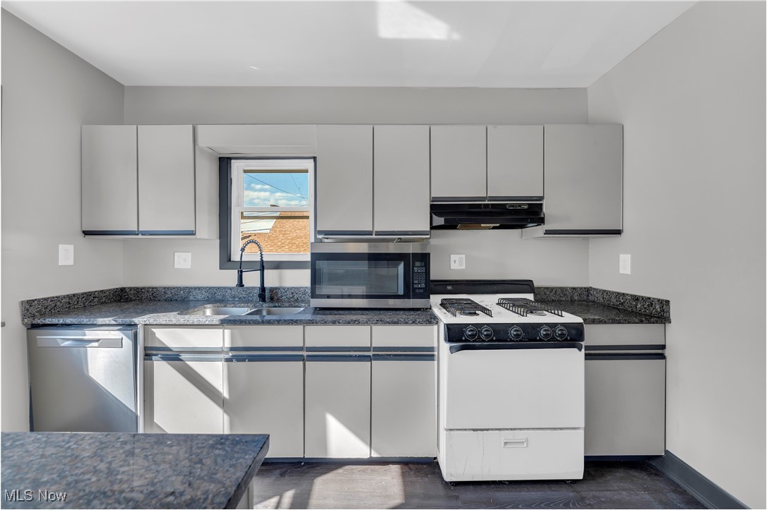 8302 Pinegrove Avenue Parma OH 44129