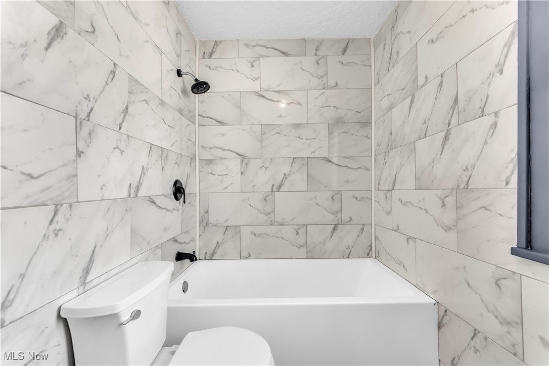 8302 Pinegrove Avenue Parma OH 44129