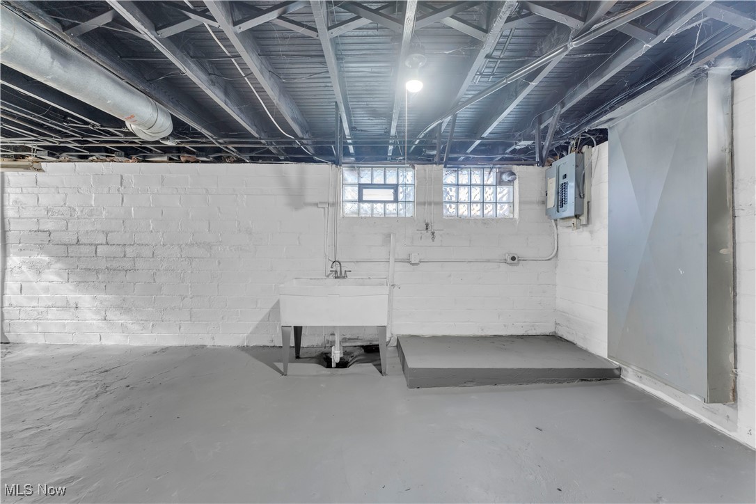 8302 Pinegrove Avenue Parma OH 44129