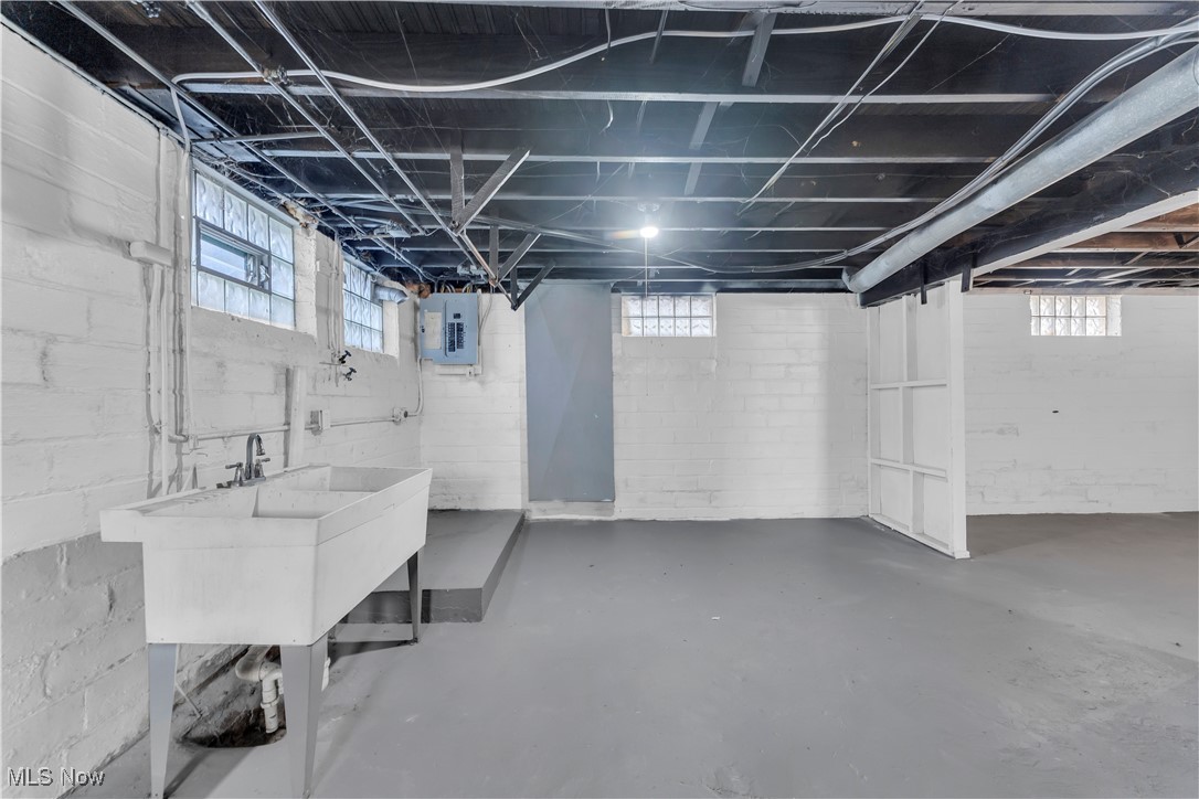 8302 Pinegrove Avenue Parma OH 44129