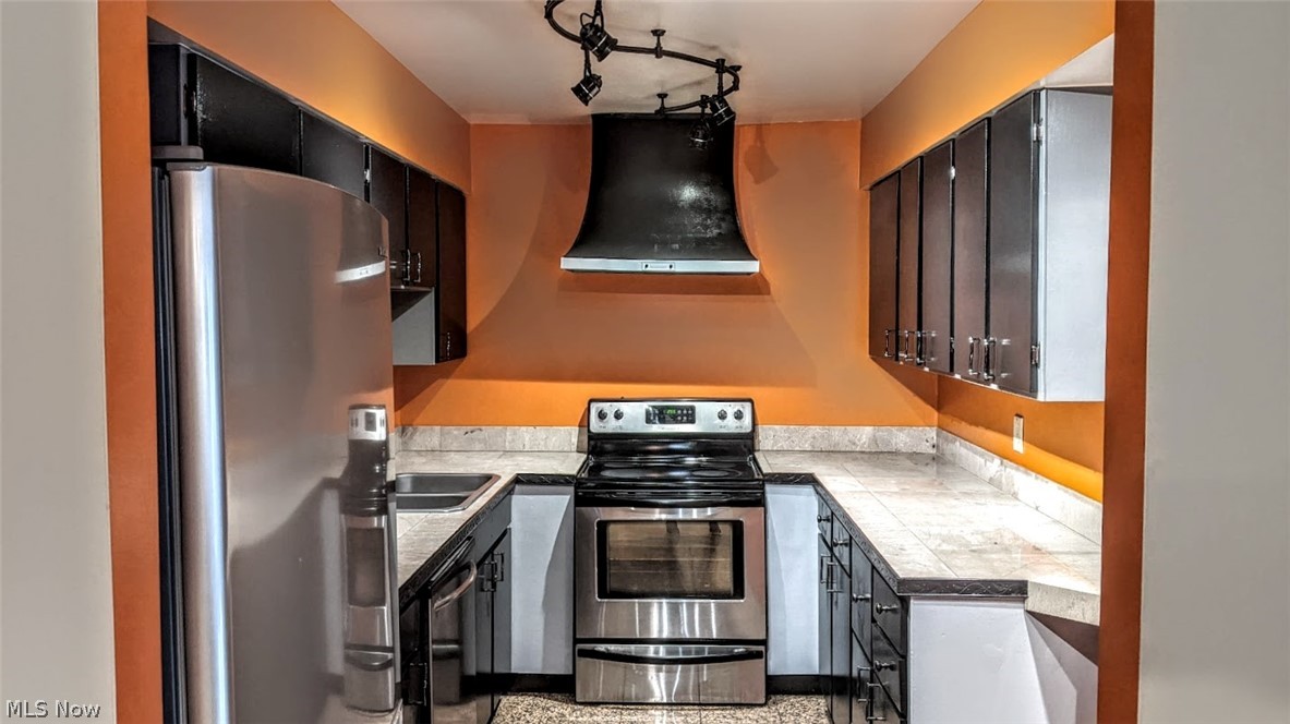 25 Trenton Square Euclid OH 44143
