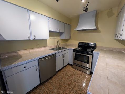 25 Trenton Square Euclid OH 44143