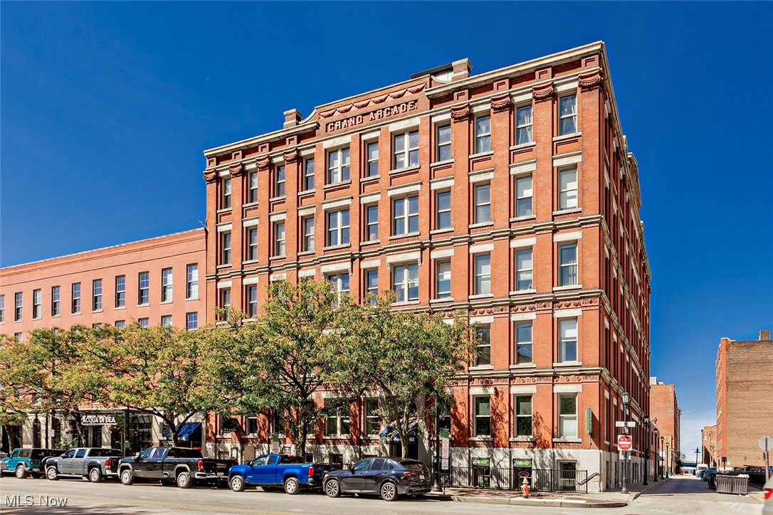 408 W Saint Clair Avenue Cleveland OH 44113