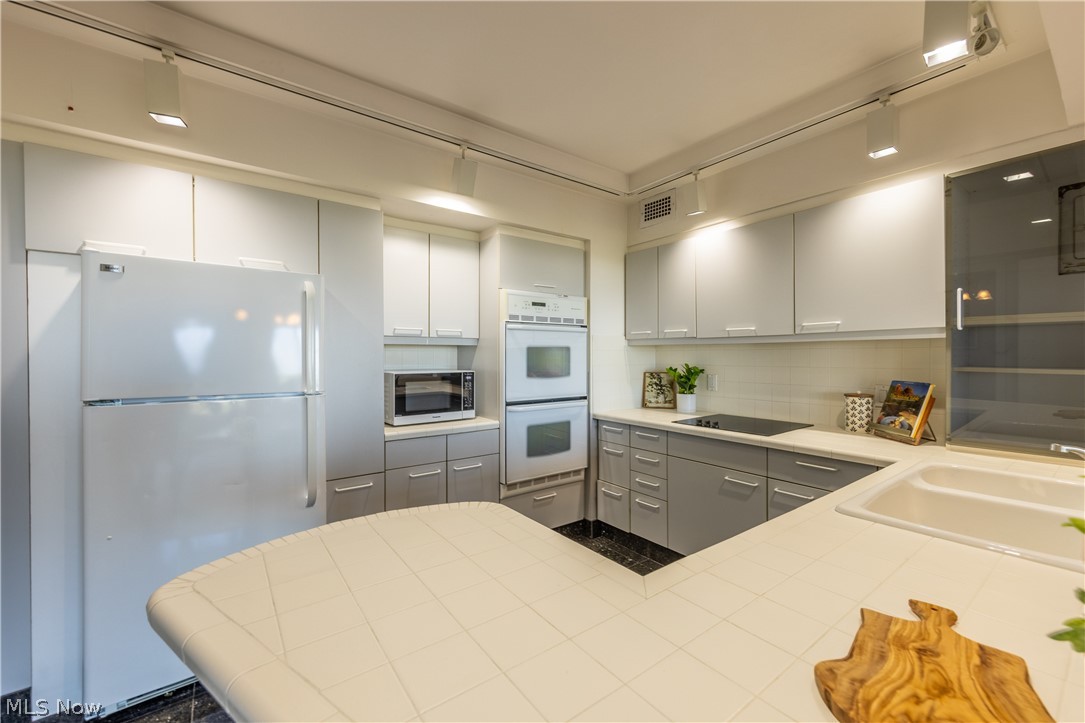 1 Bratenahl Place Bratenahl OH 44108