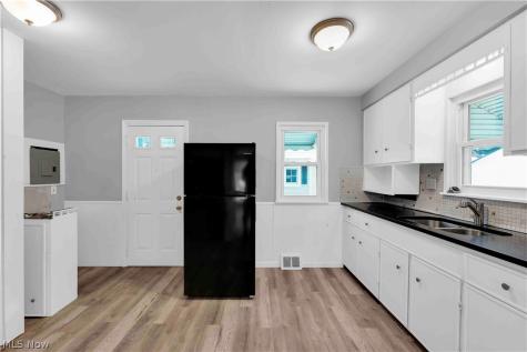 26450 Drakefield Avenue Euclid OH 44132