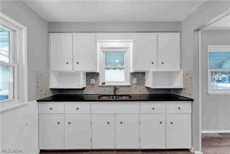 26450 Drakefield Avenue Euclid OH 44132