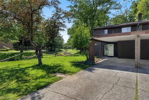 9582 Fernwood Drive Olmsted Falls OH 44138