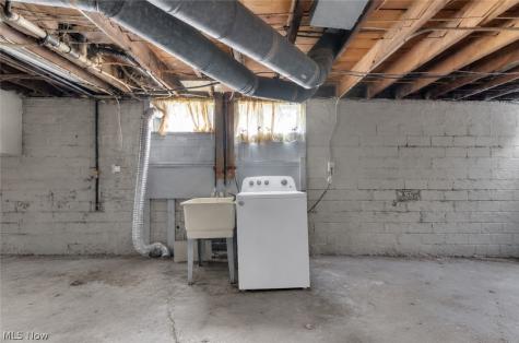 954 E 239th Street Euclid OH 44123