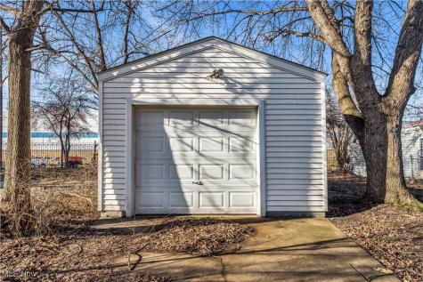 3992 E 26th Street Newburgh Heights OH 44105
