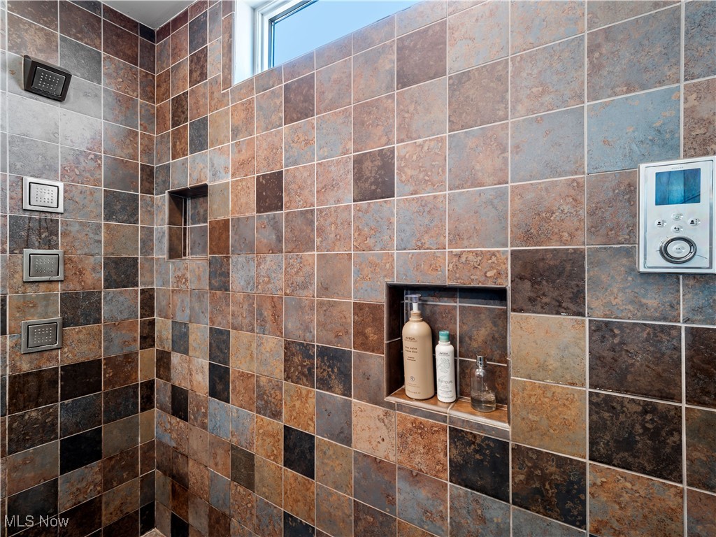 1471 Lindazzo Avenue Cleveland OH 44114