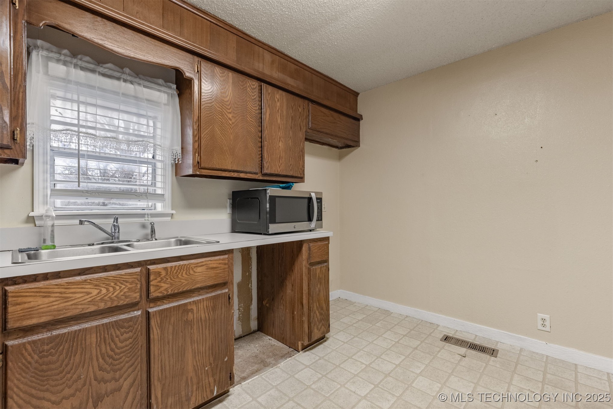215 S Bixby Street Coweta OK 74429