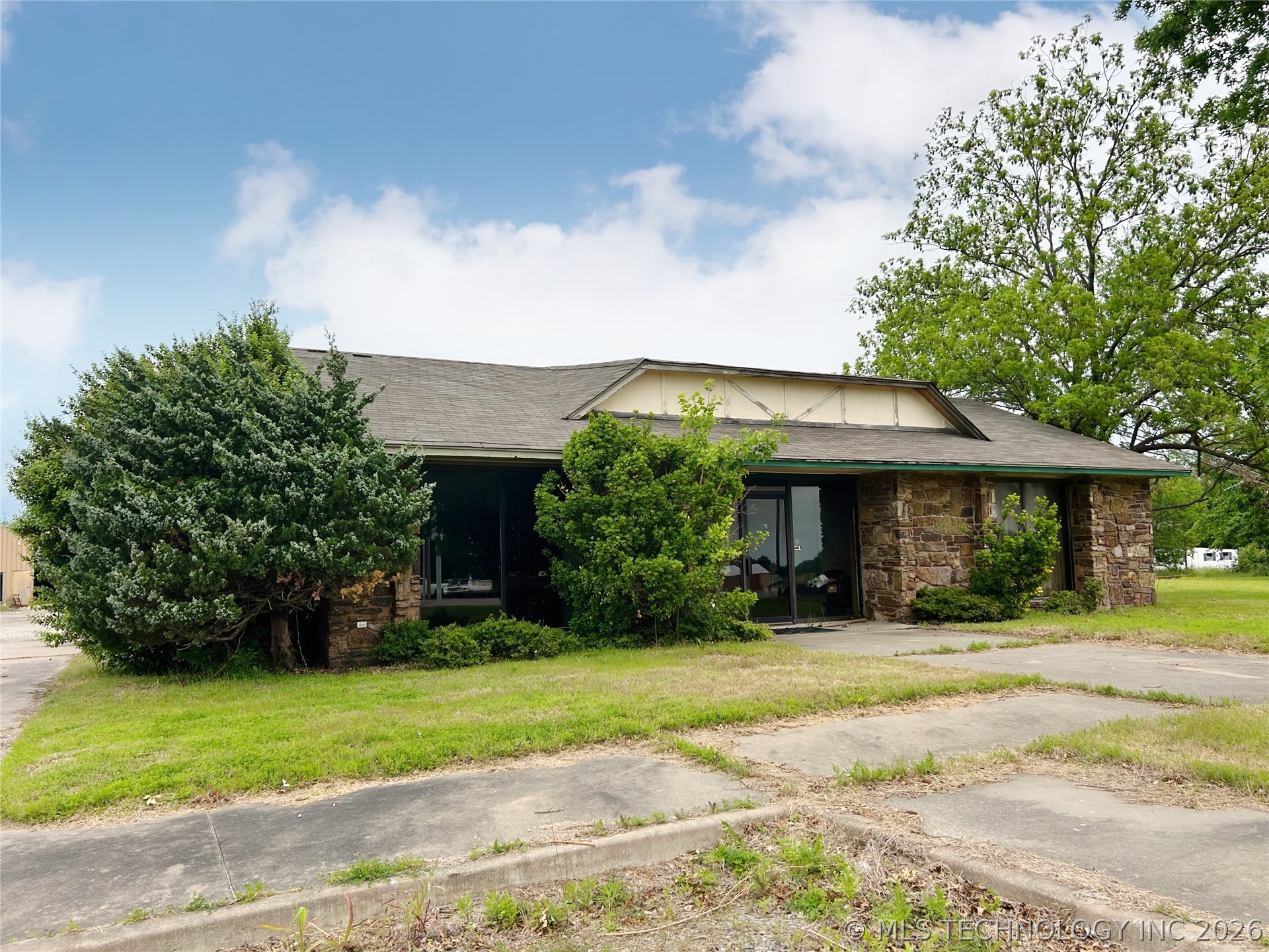 100 E Ozark Street Morris OK 74445